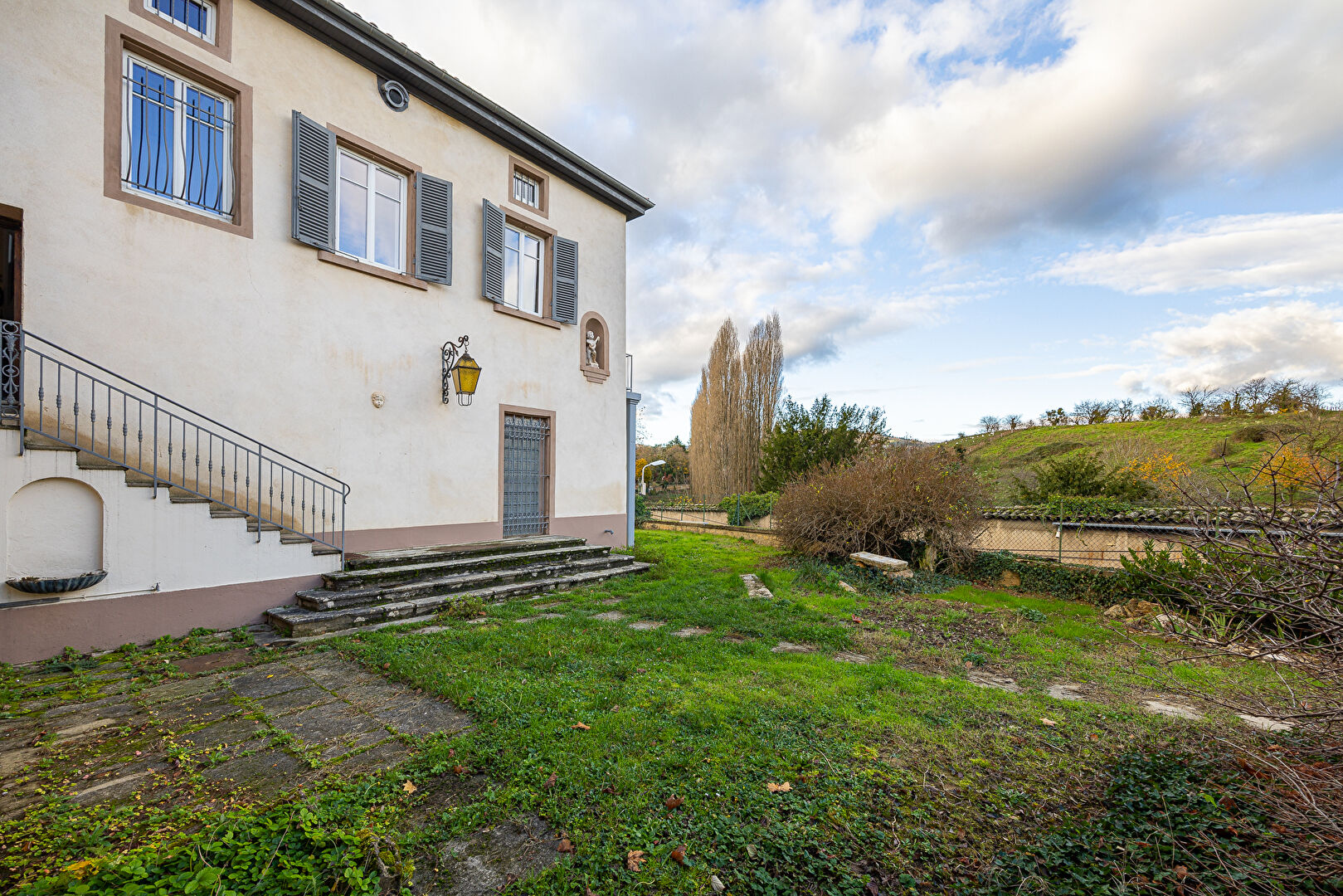 Un duplex comme une maison avec jardin et balcon