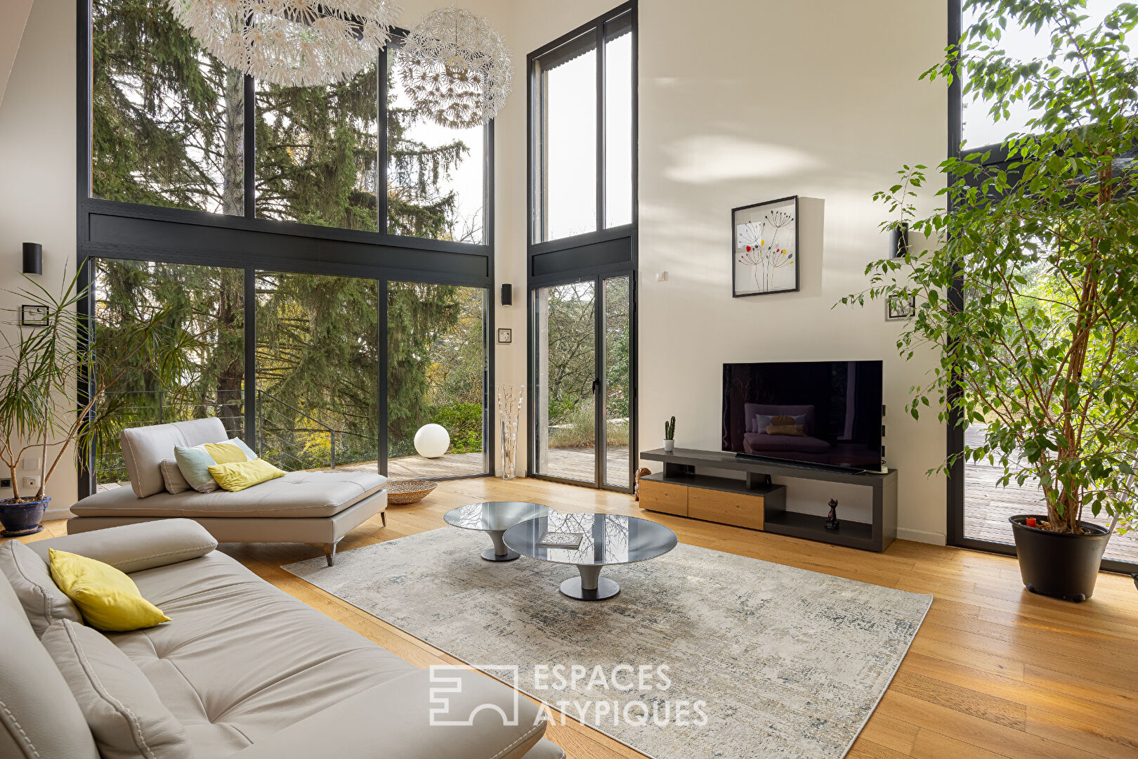 Contemporary house in a quiet cul-de-sac with garden and swimming pool