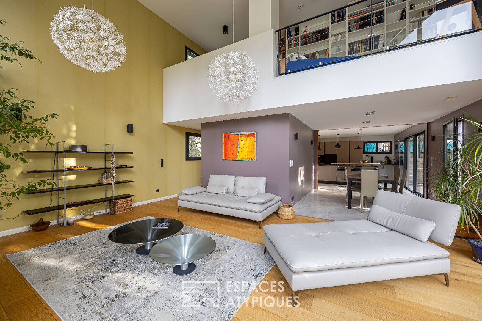 Contemporary house in a quiet cul-de-sac with garden and swimming pool