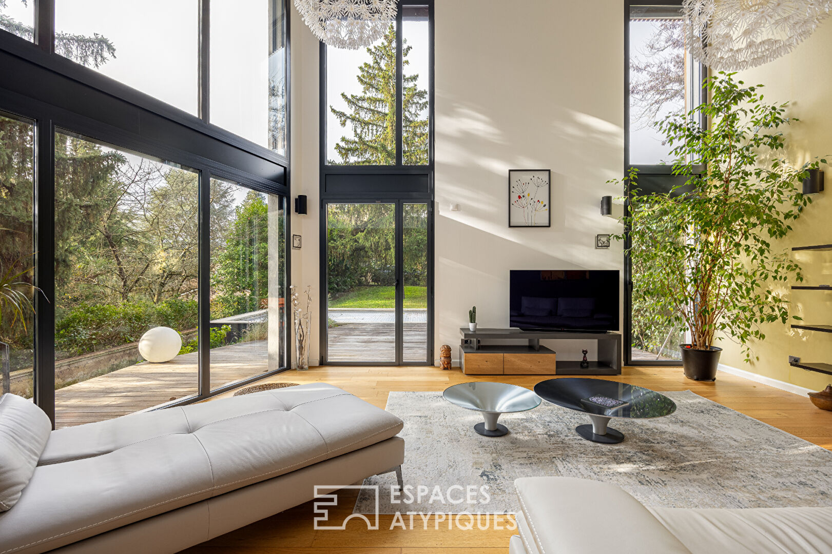 Contemporary house in a quiet cul-de-sac with garden and swimming pool