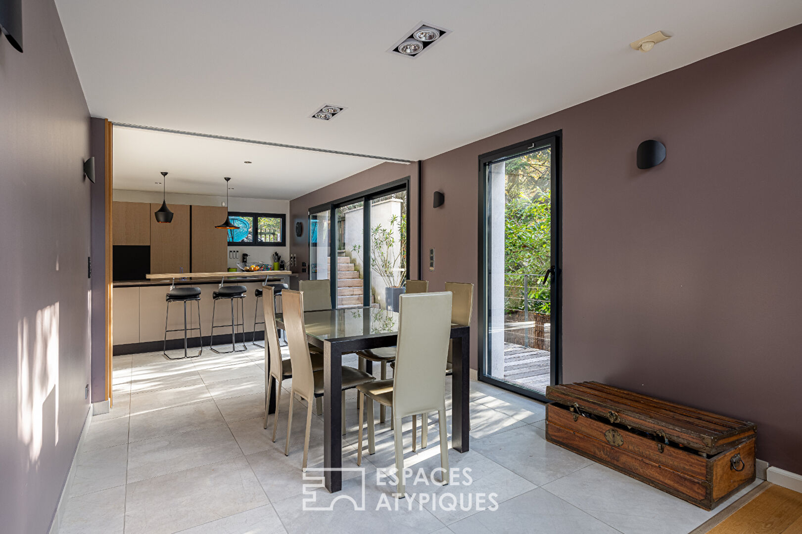 Contemporary house in a quiet cul-de-sac with garden and swimming pool