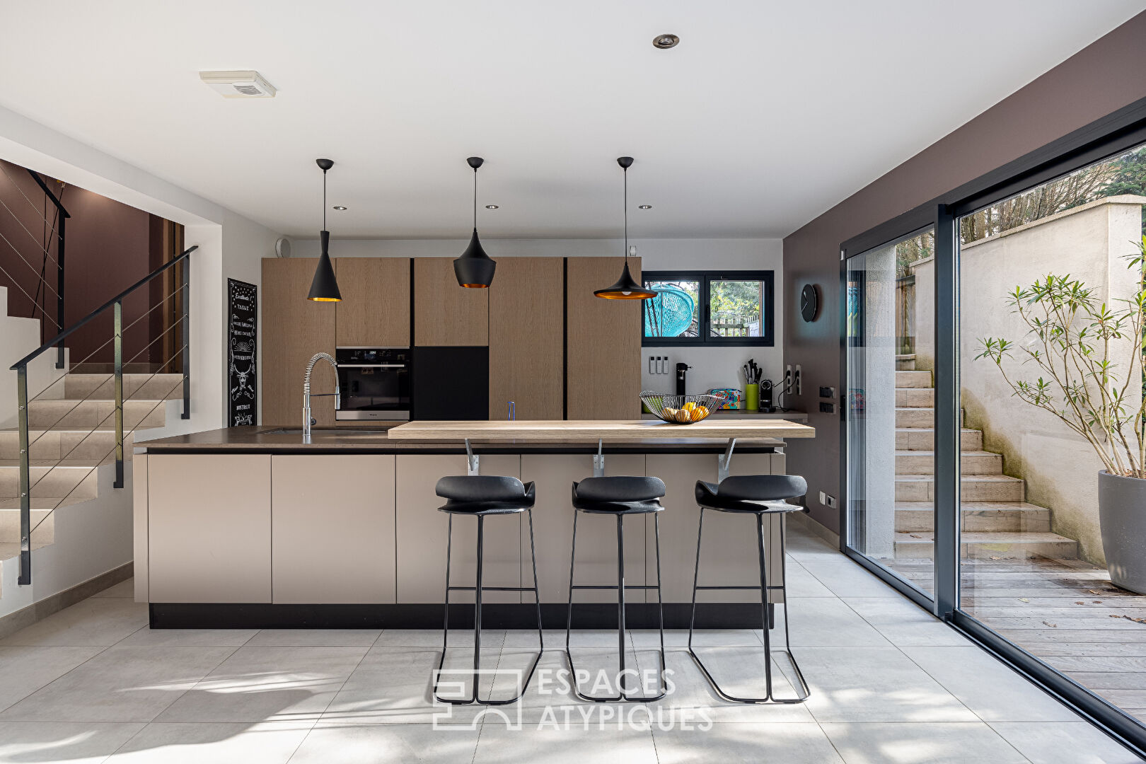 Contemporary house in a quiet cul-de-sac with garden and swimming pool