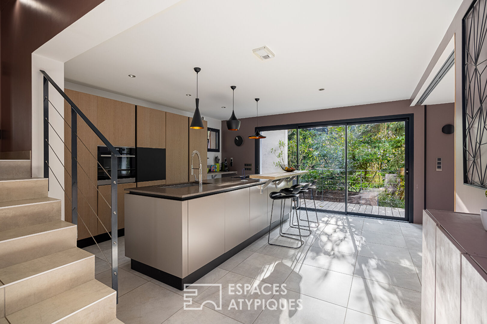 Contemporary house in a quiet cul-de-sac with garden and swimming pool