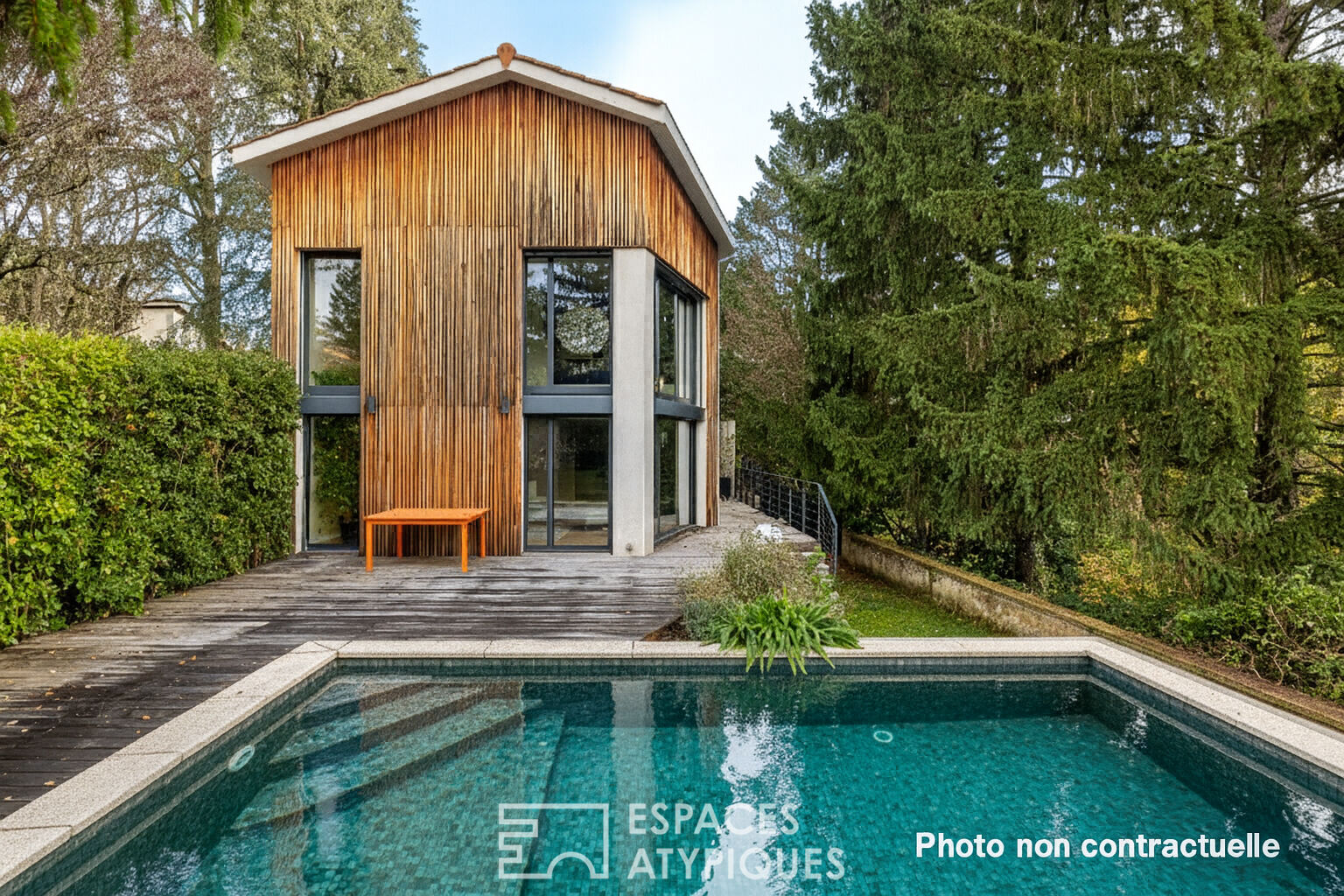 Contemporary house in a quiet cul-de-sac with garden and swimming pool