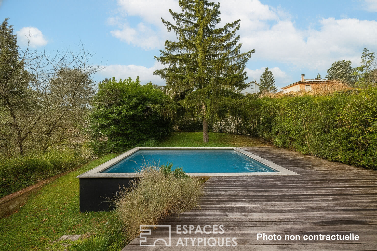 Contemporary house in a quiet cul-de-sac with garden and swimming pool