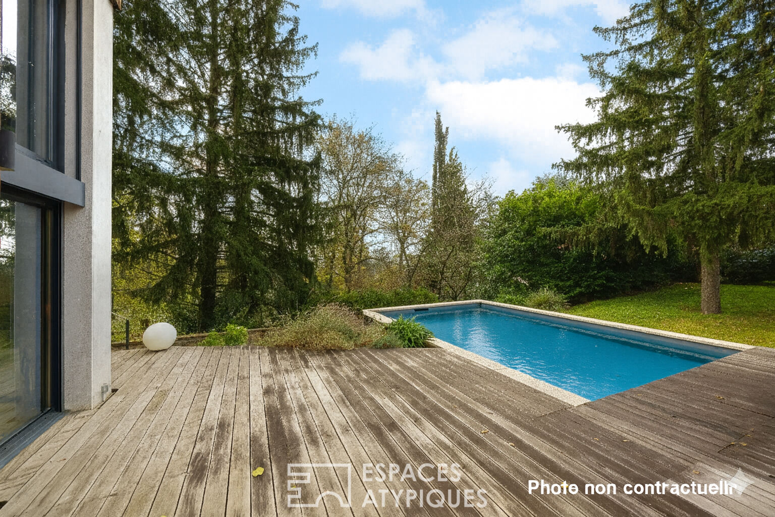 Contemporary house in a quiet cul-de-sac with garden and swimming pool