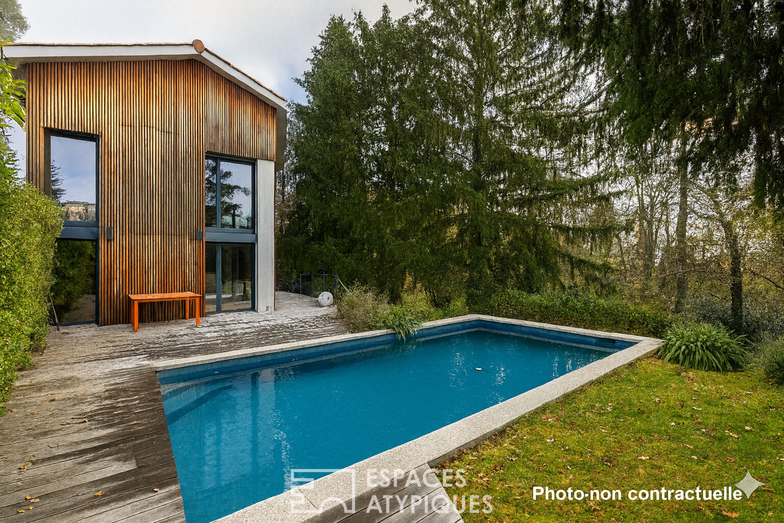 Contemporary house in a quiet cul-de-sac with garden and swimming pool