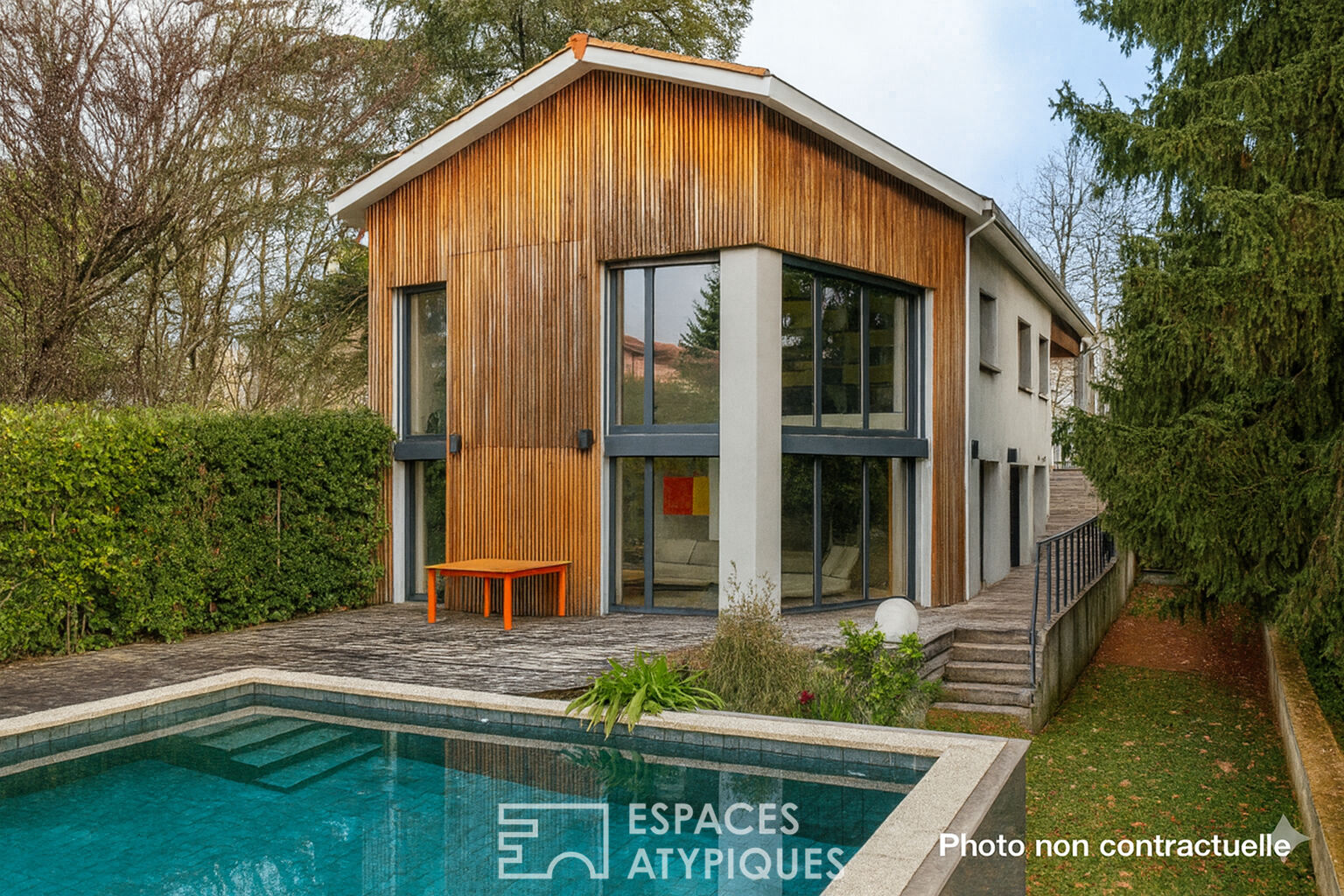 Contemporary house in a quiet cul-de-sac with garden and swimming pool