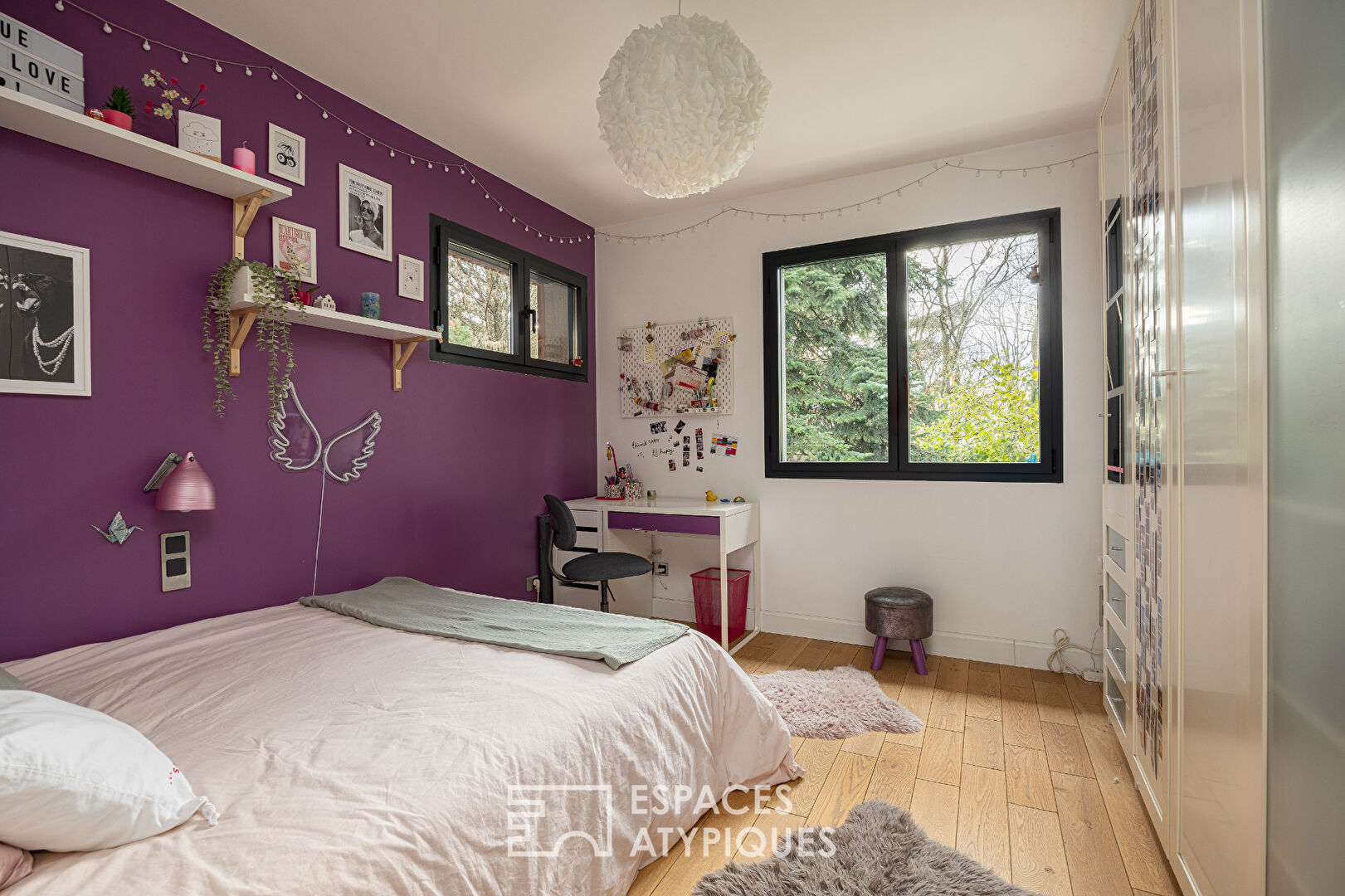 Contemporary house in a quiet cul-de-sac with garden and swimming pool