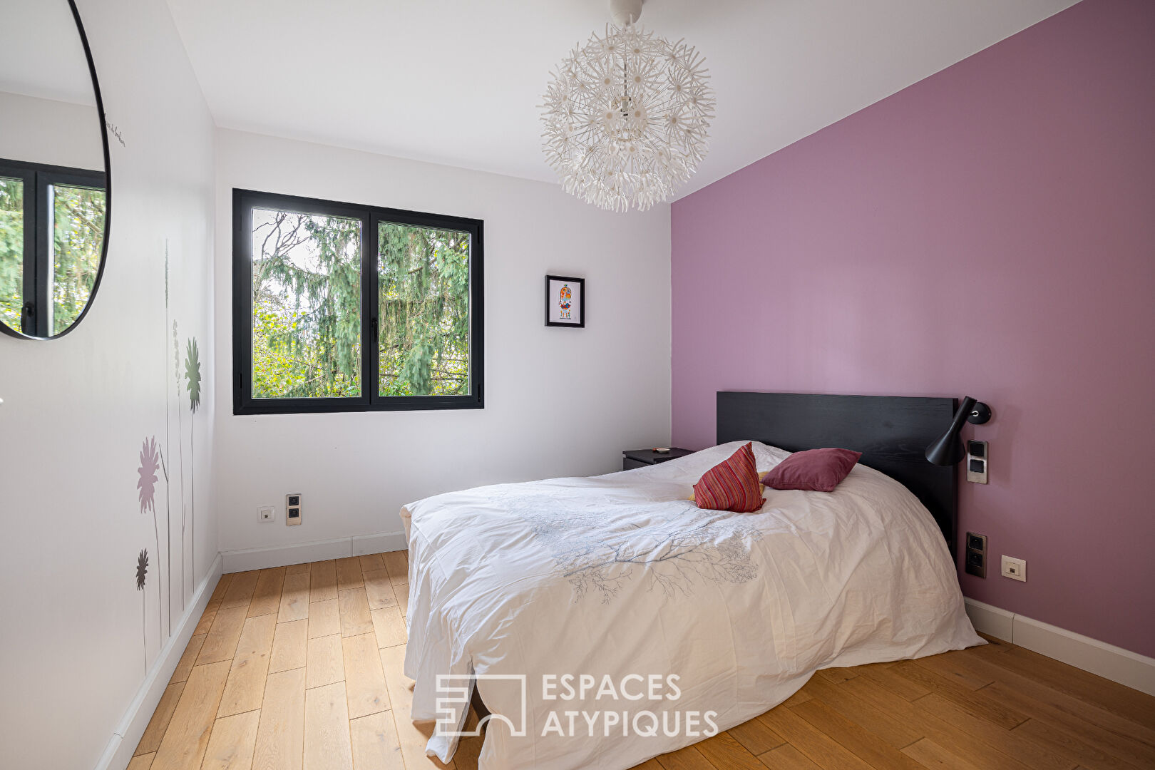 Contemporary house in a quiet cul-de-sac with garden and swimming pool