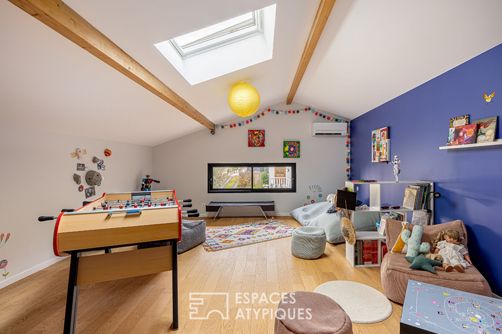 Contemporary house in a quiet cul-de-sac with garden and swimming pool