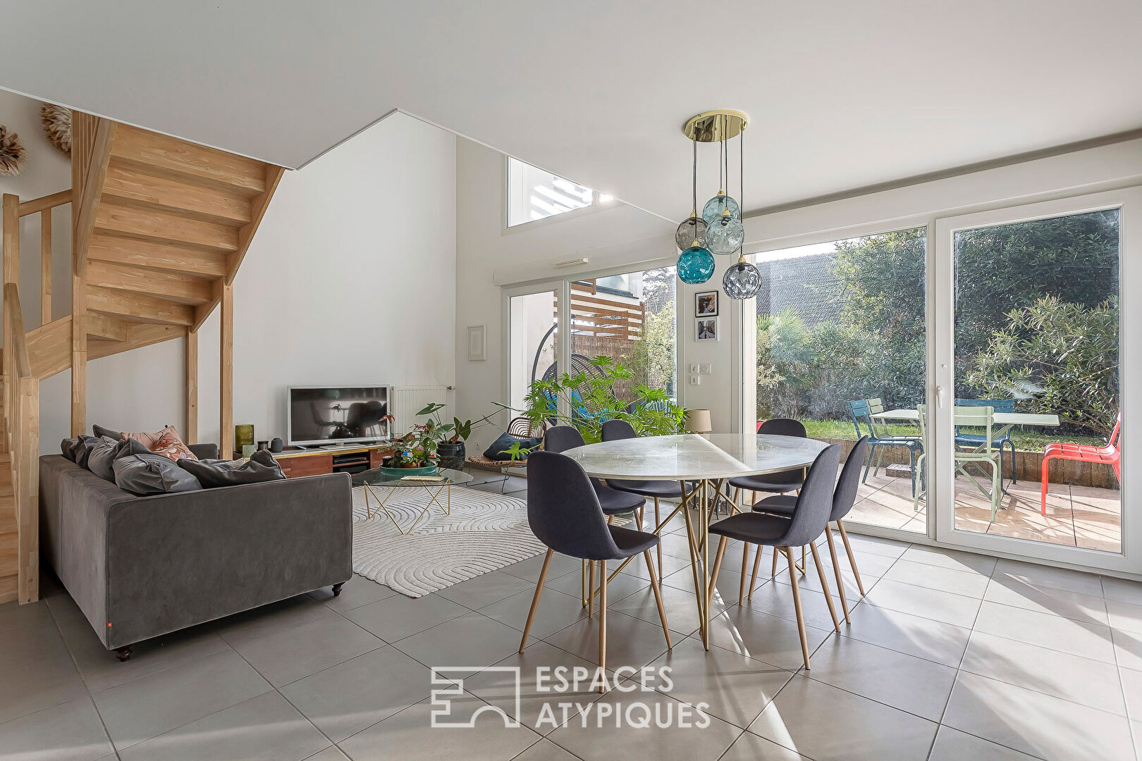 Duplex contemporain avec jardin dans le centre d&rsquo;Ecully