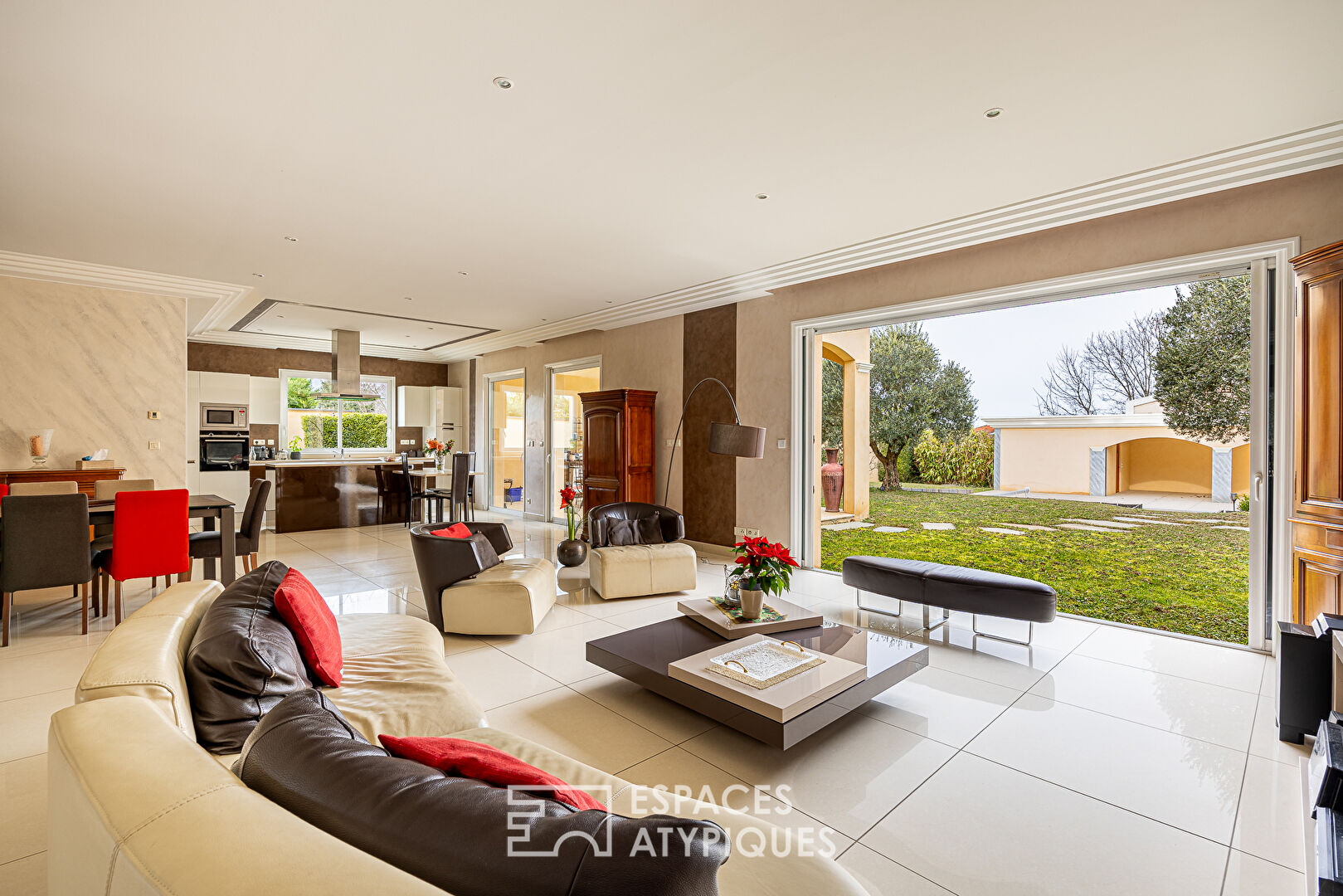 Maison de plain pied avec piscine