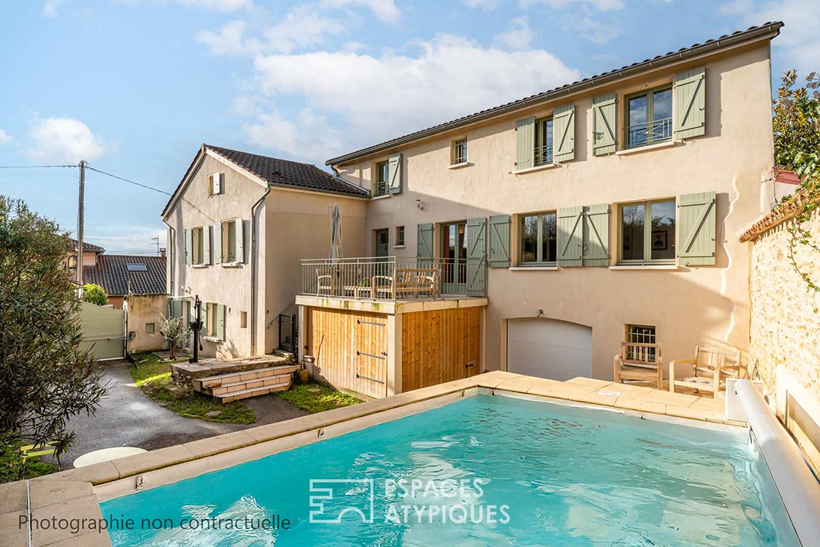 Très beau corps de ferme entièrement rénové avec piscine à Dardilly le Haut