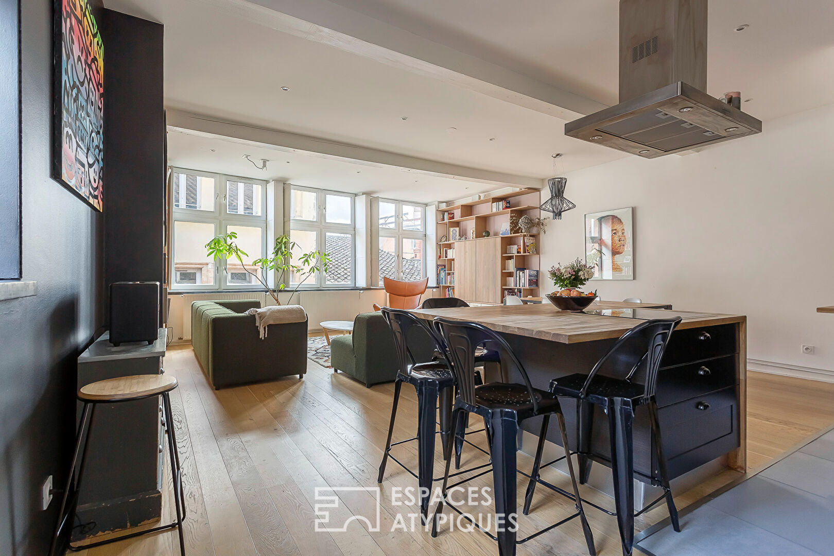 Charming duplex on the top floor, accessible by elevator