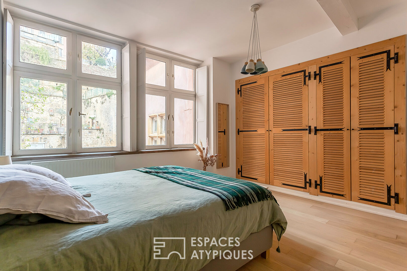 Charming duplex on the top floor, accessible by elevator