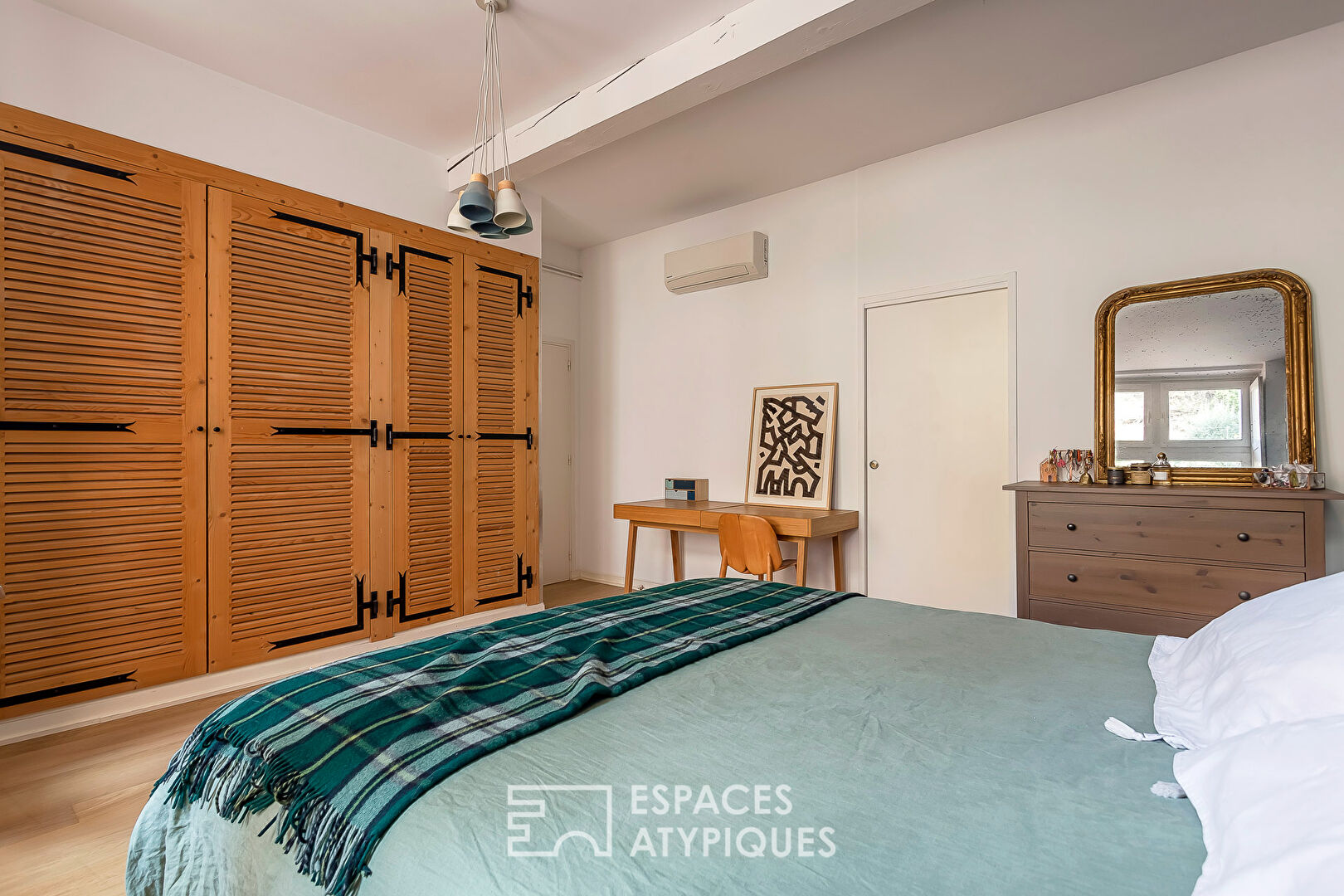 Charming duplex on the top floor, accessible by elevator