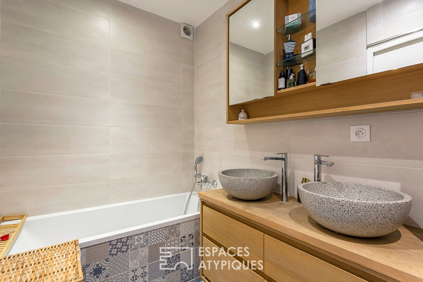 Charming duplex on the top floor, accessible by elevator