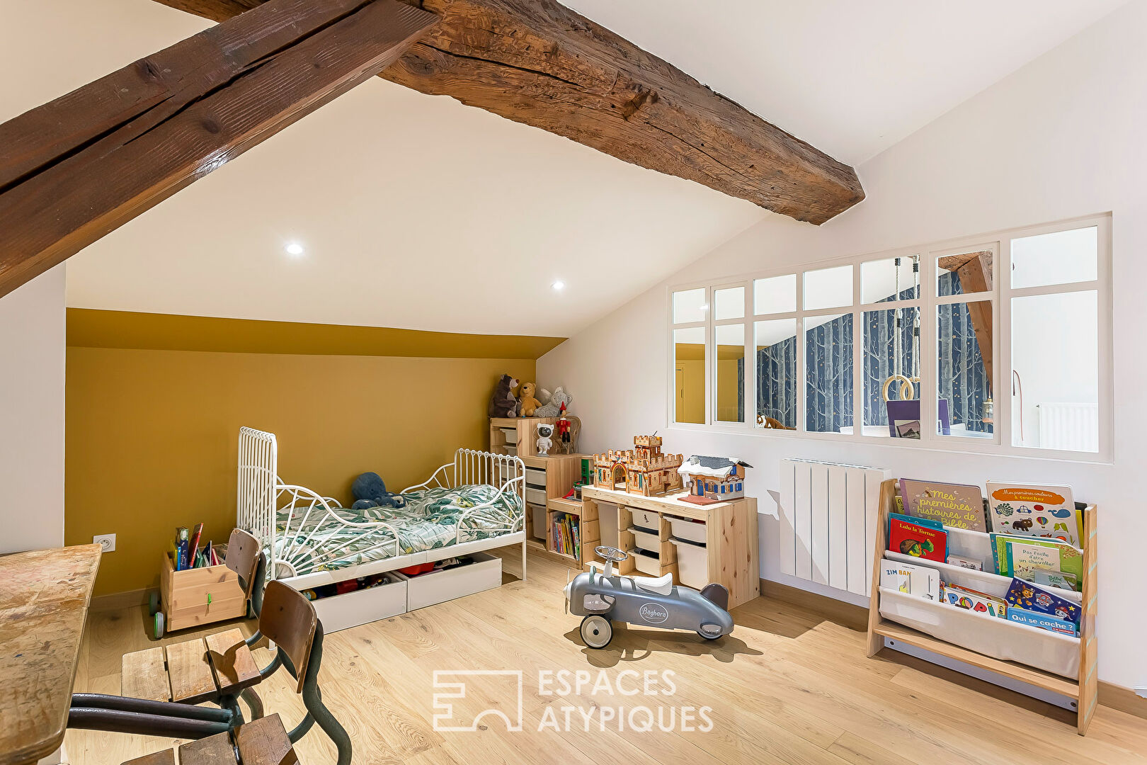 Charming duplex on the top floor, accessible by elevator