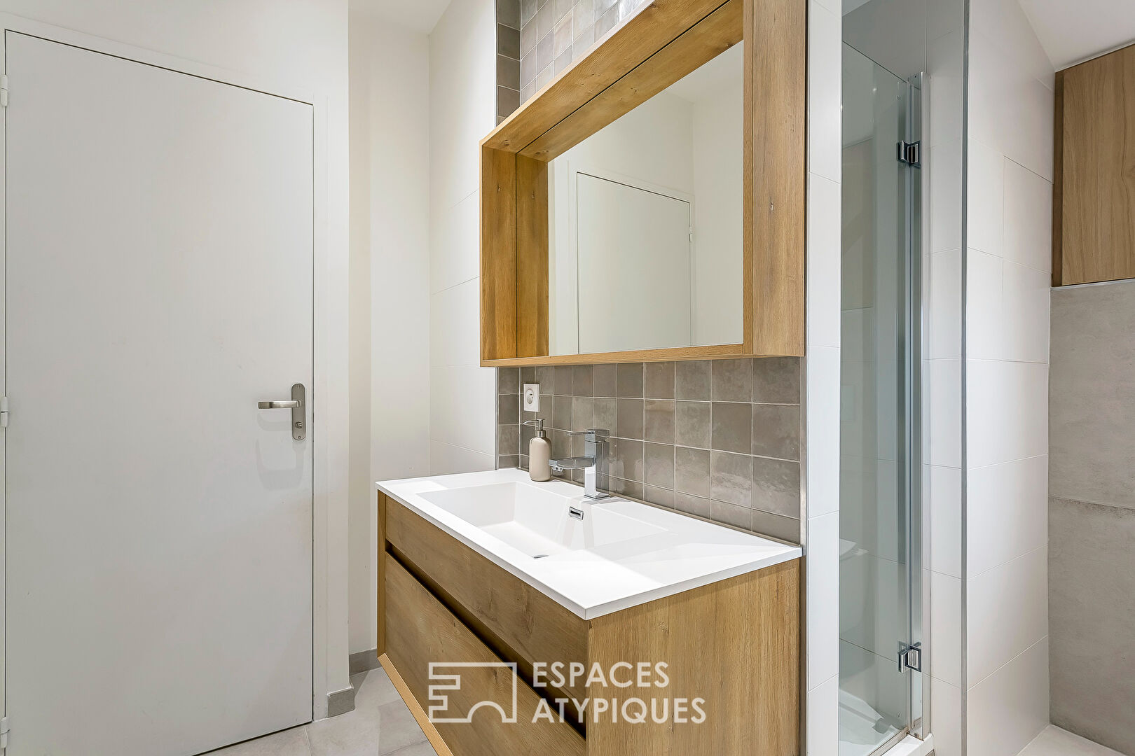 Charming duplex on the top floor, accessible by elevator