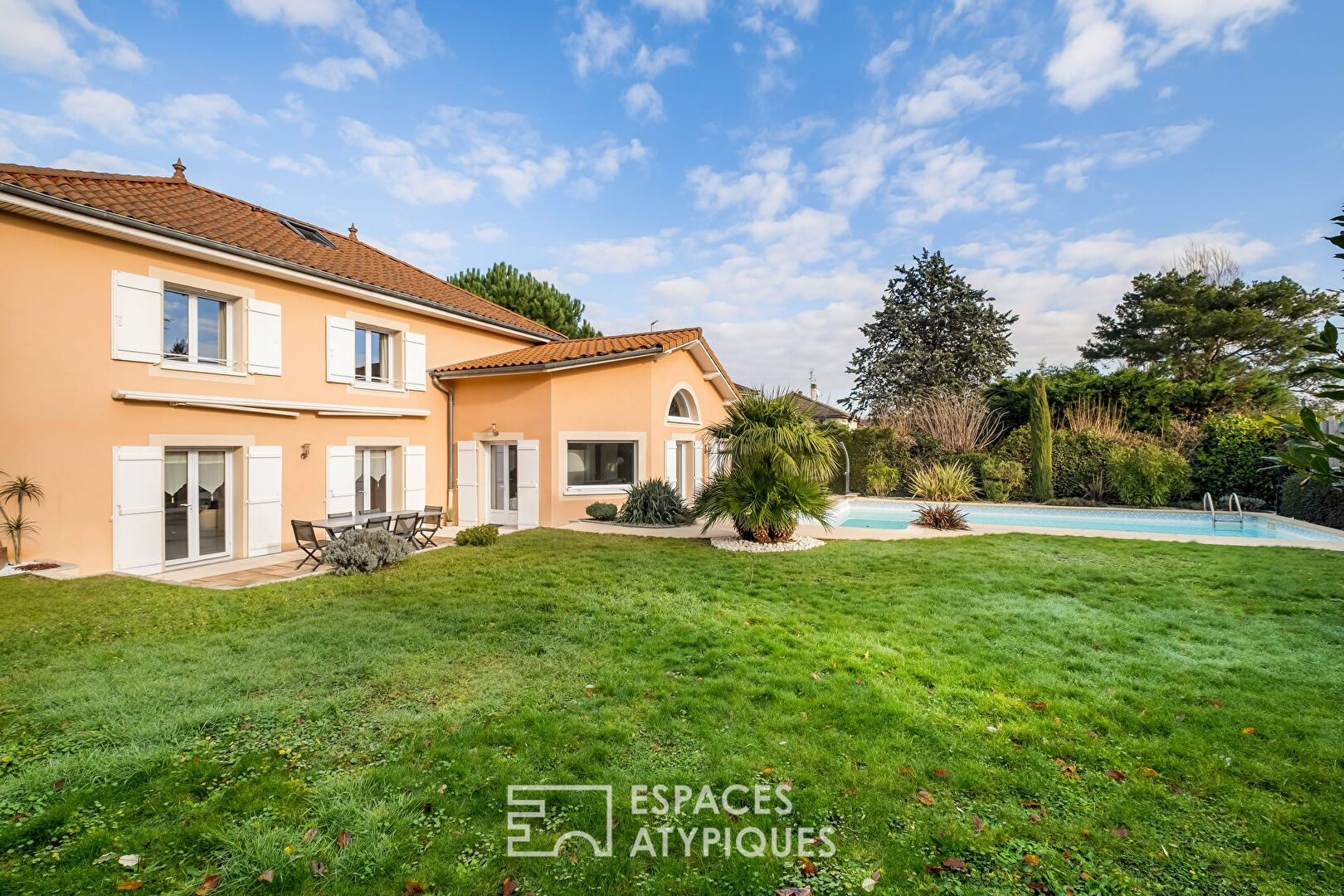 Maison familiale avec piscine proche du centre village