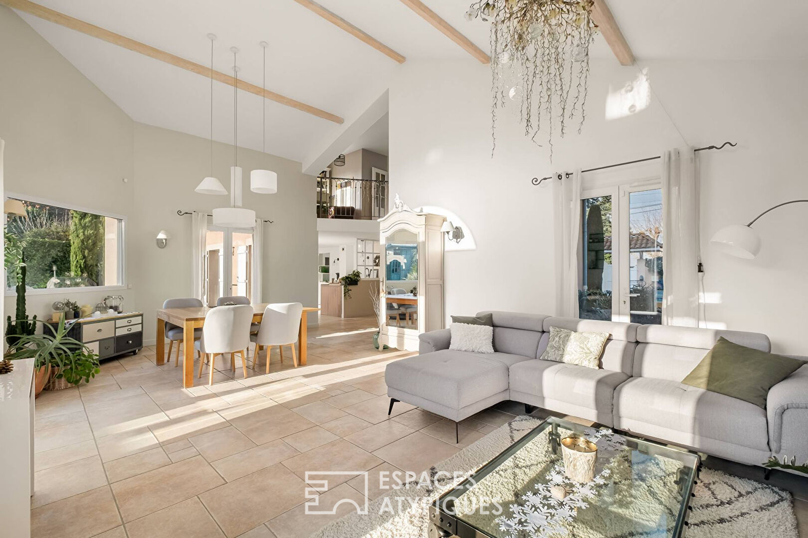 Maison familiale avec piscine proche du centre village