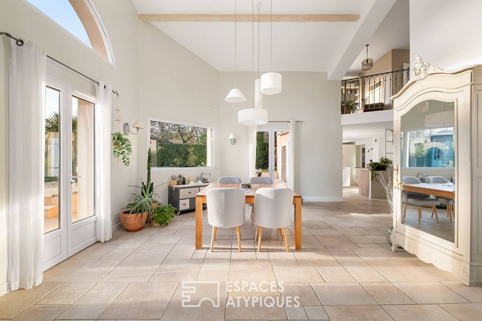 Maison familiale avec piscine proche du centre village