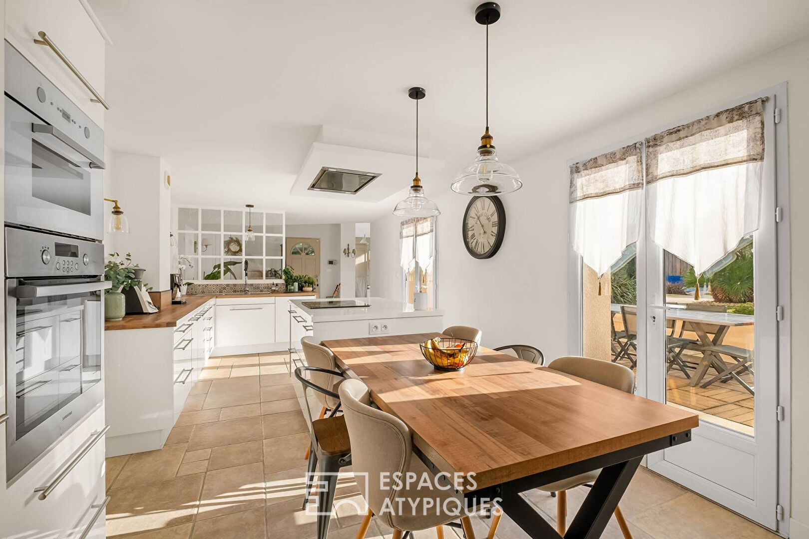 Maison familiale avec piscine proche du centre village