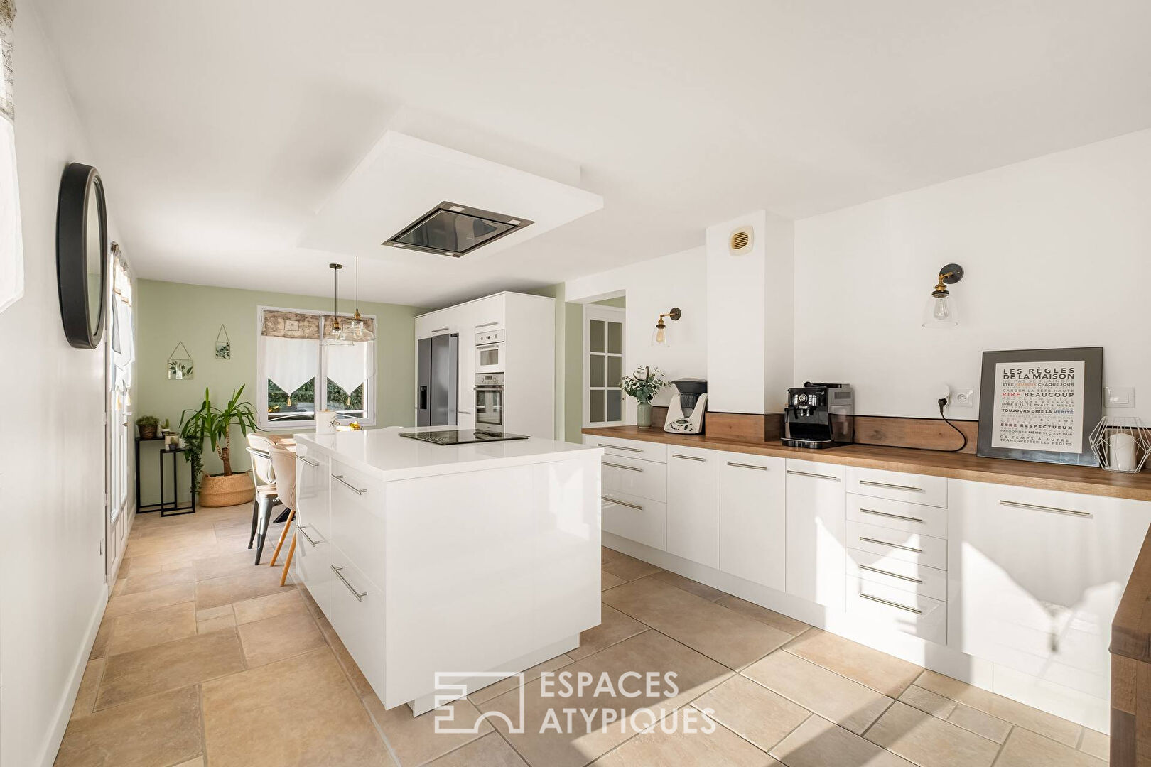 Maison familiale avec piscine proche du centre village