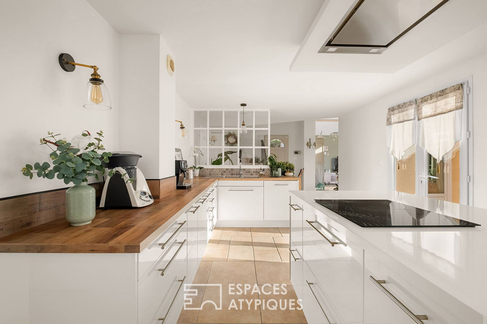 Maison familiale avec piscine proche du centre village