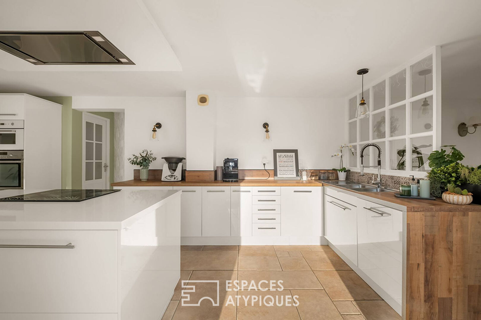 Maison familiale avec piscine proche du centre village