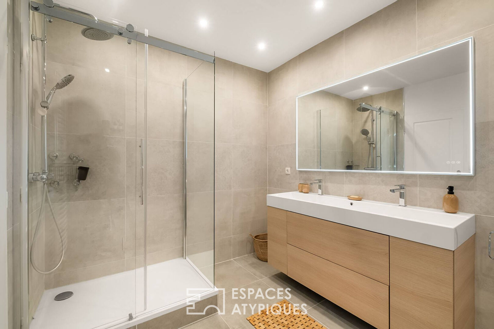 Maison familiale avec piscine proche du centre village