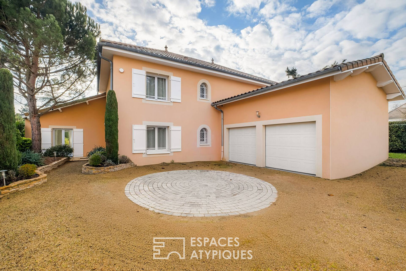 Maison familiale avec piscine proche du centre village