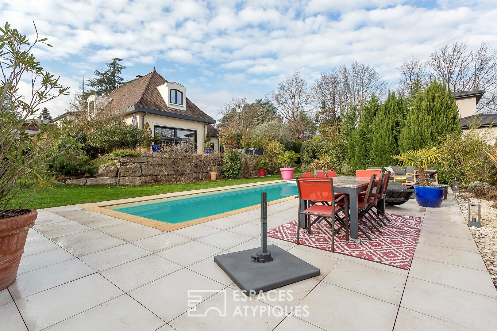 Maison de charme raffinée avec jardin bucolique et piscine