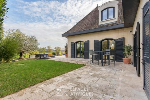 Maison de charme raffinée avec jardin bucolique et piscine