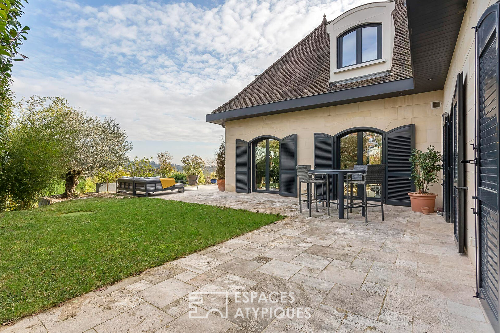 Maison de charme raffinée avec jardin bucolique et piscine