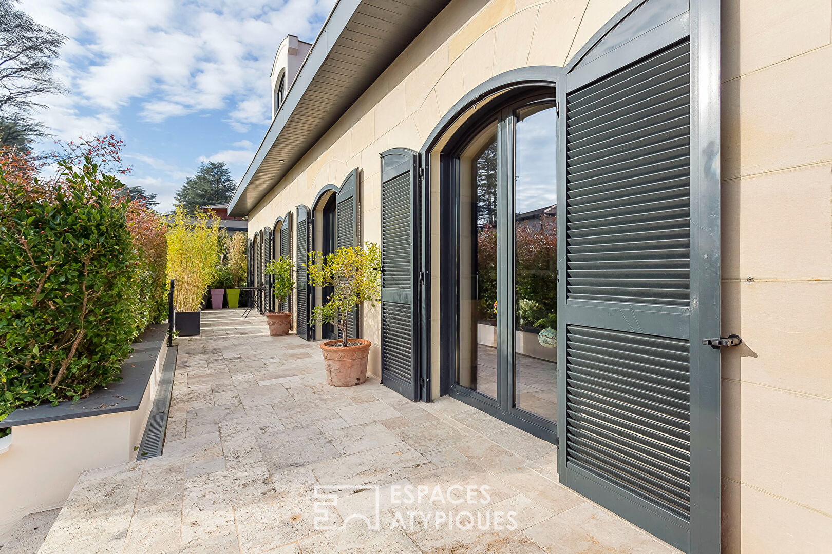 Maison de charme raffinée avec jardin bucolique et piscine