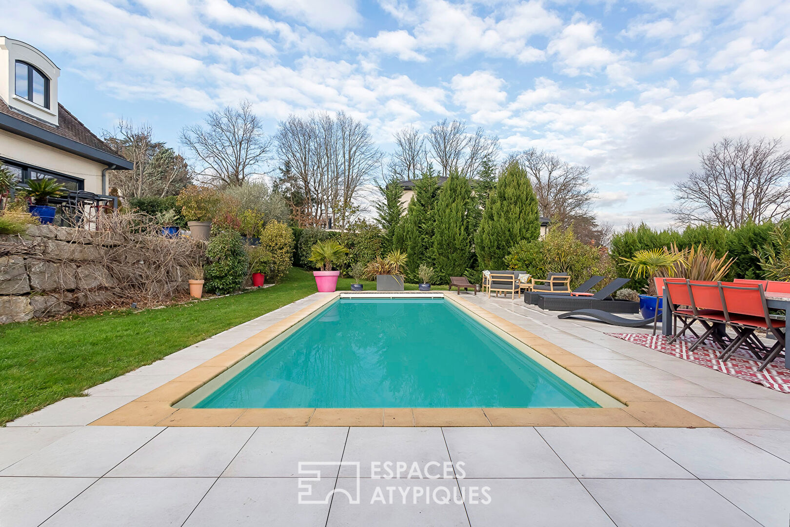 Maison de charme raffinée avec jardin bucolique et piscine