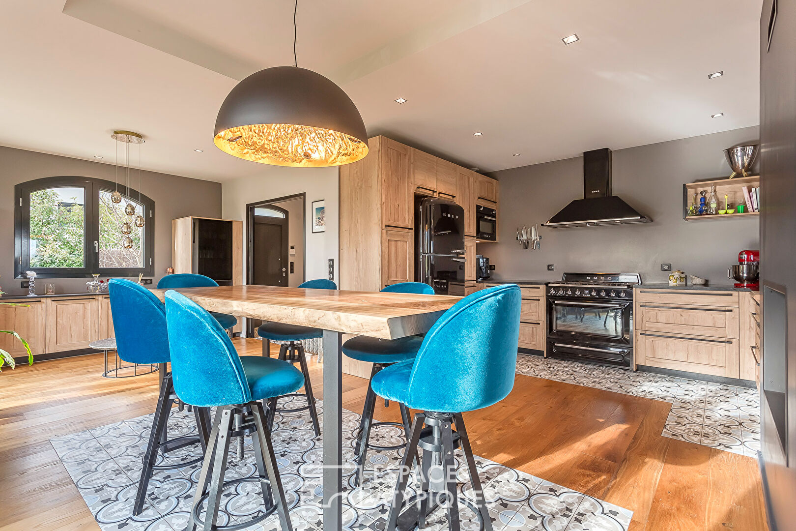 Maison de charme raffinée avec jardin bucolique et piscine