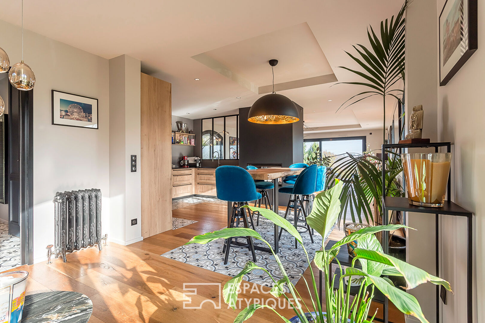 Maison de charme raffinée avec jardin bucolique et piscine