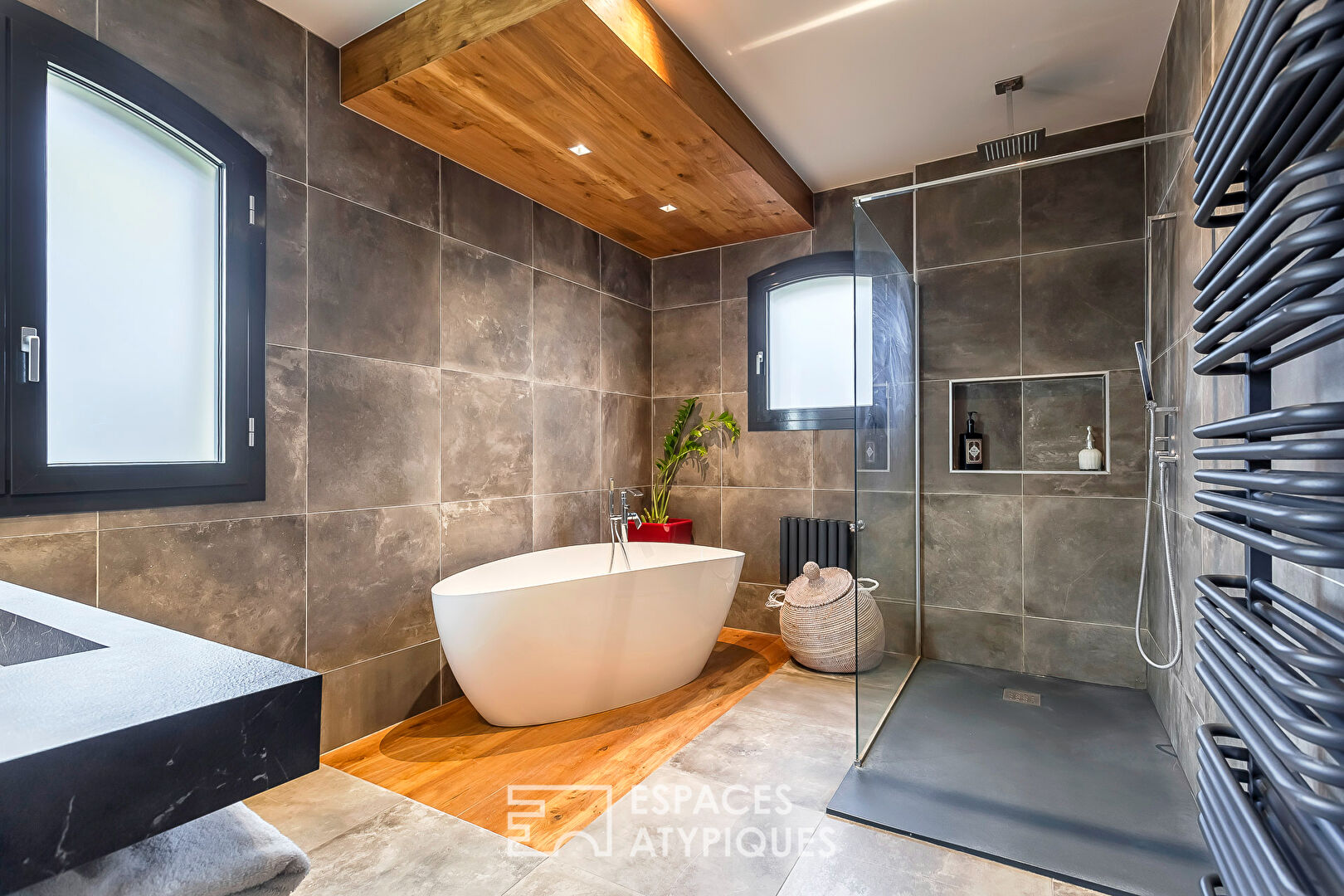 Maison de charme raffinée avec jardin bucolique et piscine