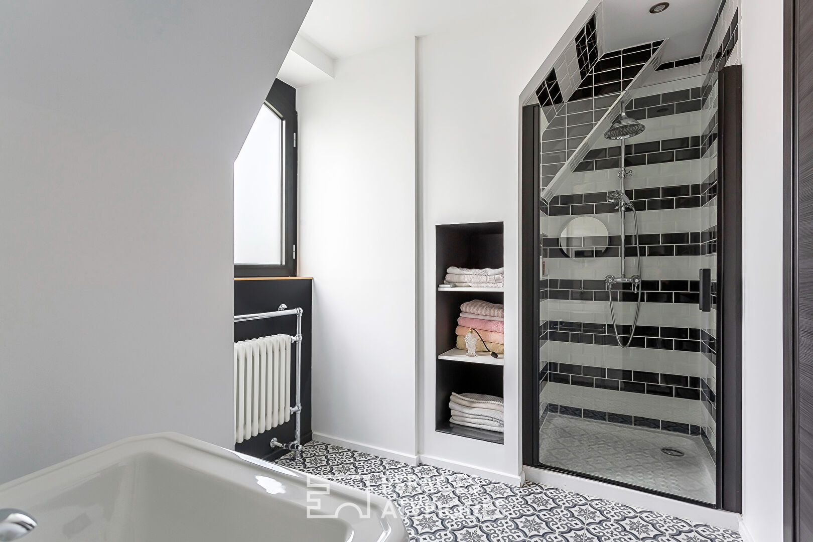 Maison de charme raffinée avec jardin bucolique et piscine