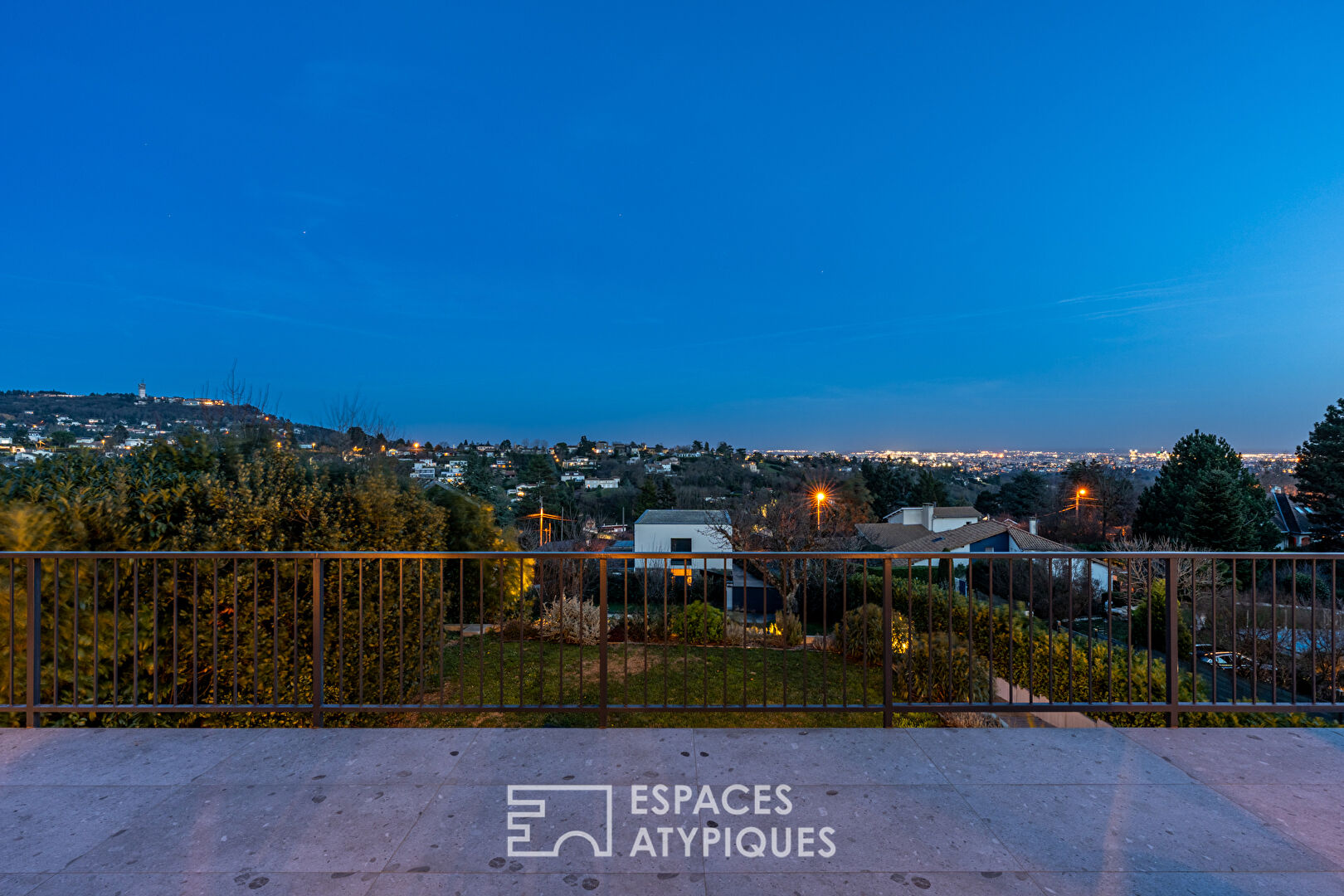 Maison rénovée avec vue à proximité du centre du village