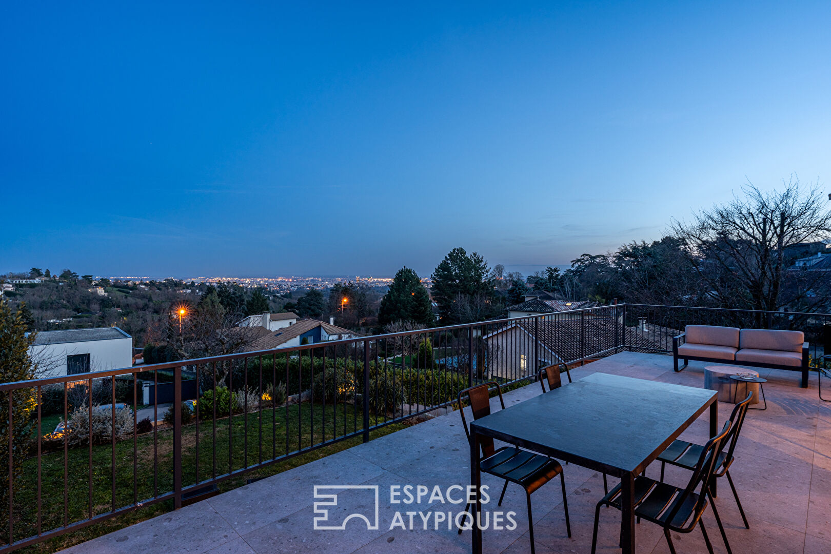 Maison rénovée avec vue à proximité du centre du village