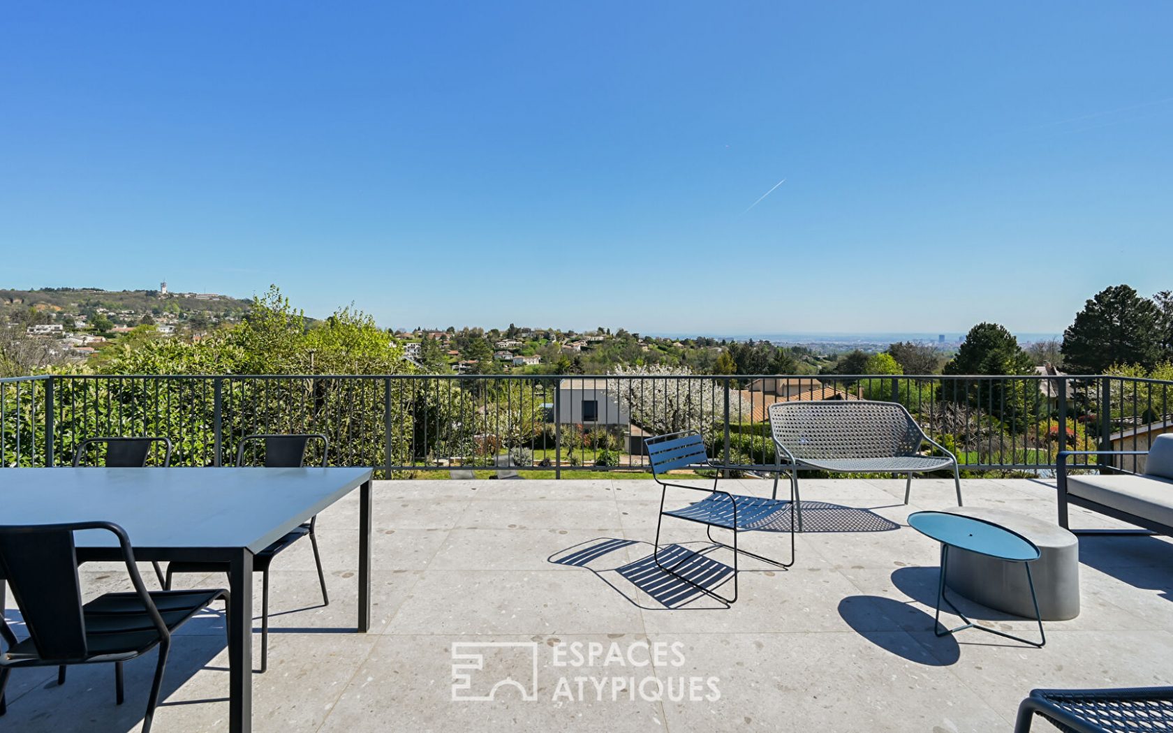 Maison rénovée avec vue à proximité du centre du village