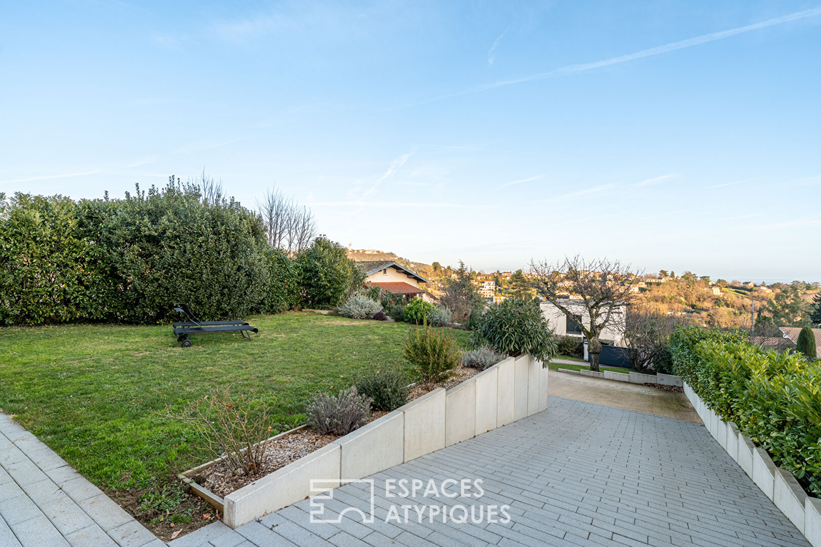 Maison rénovée avec vue à proximité du centre du village
