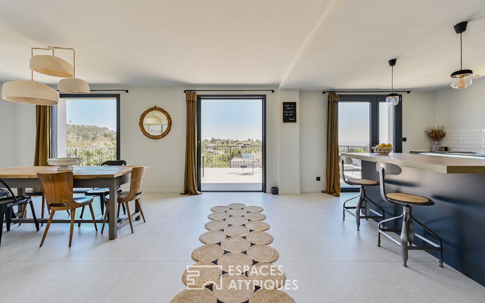 Maison rénovée avec vue à proximité du centre du village