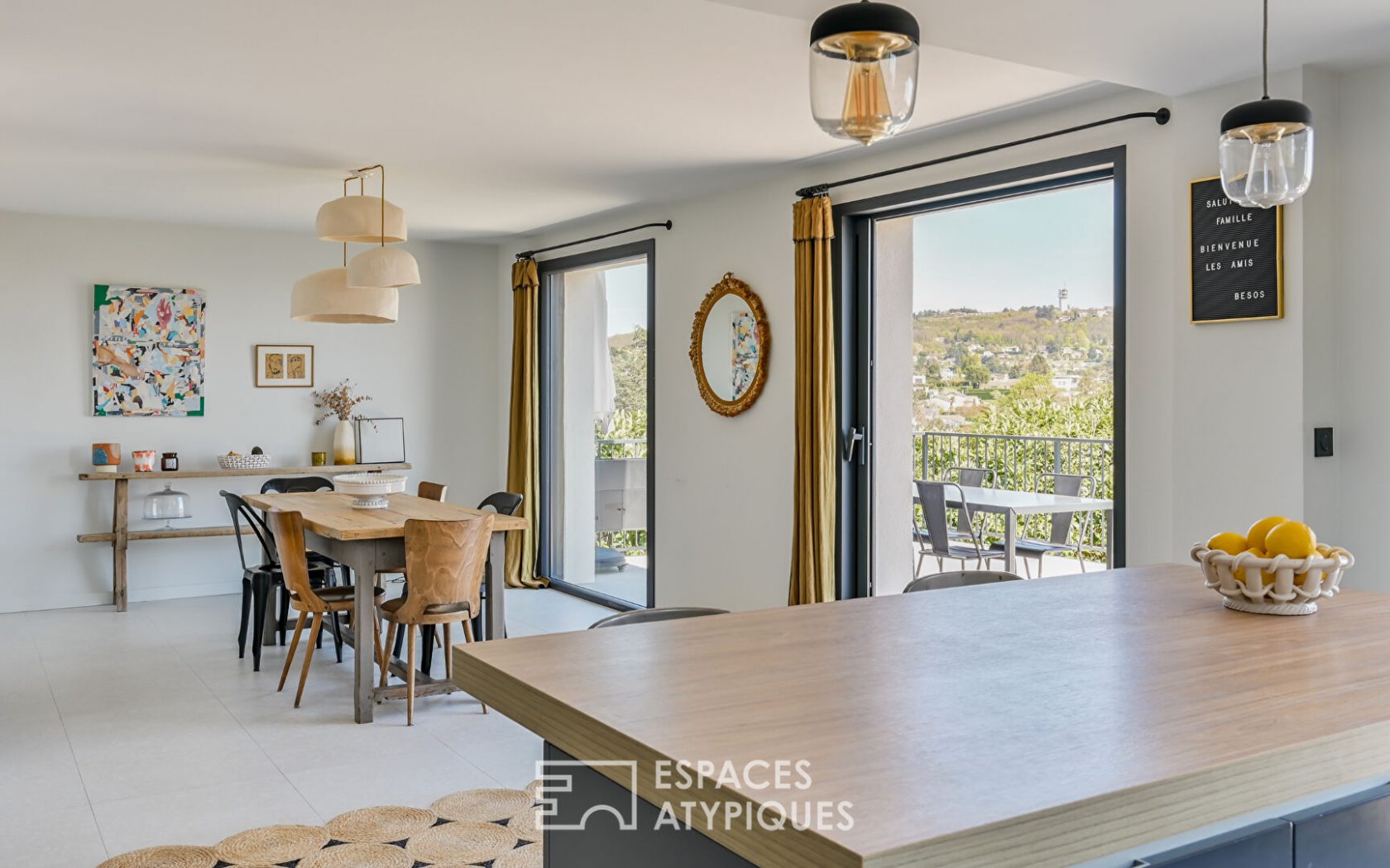 Maison rénovée avec vue à proximité du centre du village