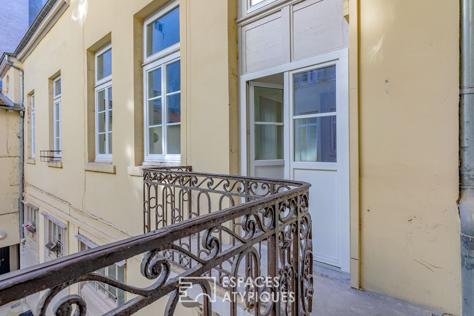 Contemporary renovated apartment in the Ainay district