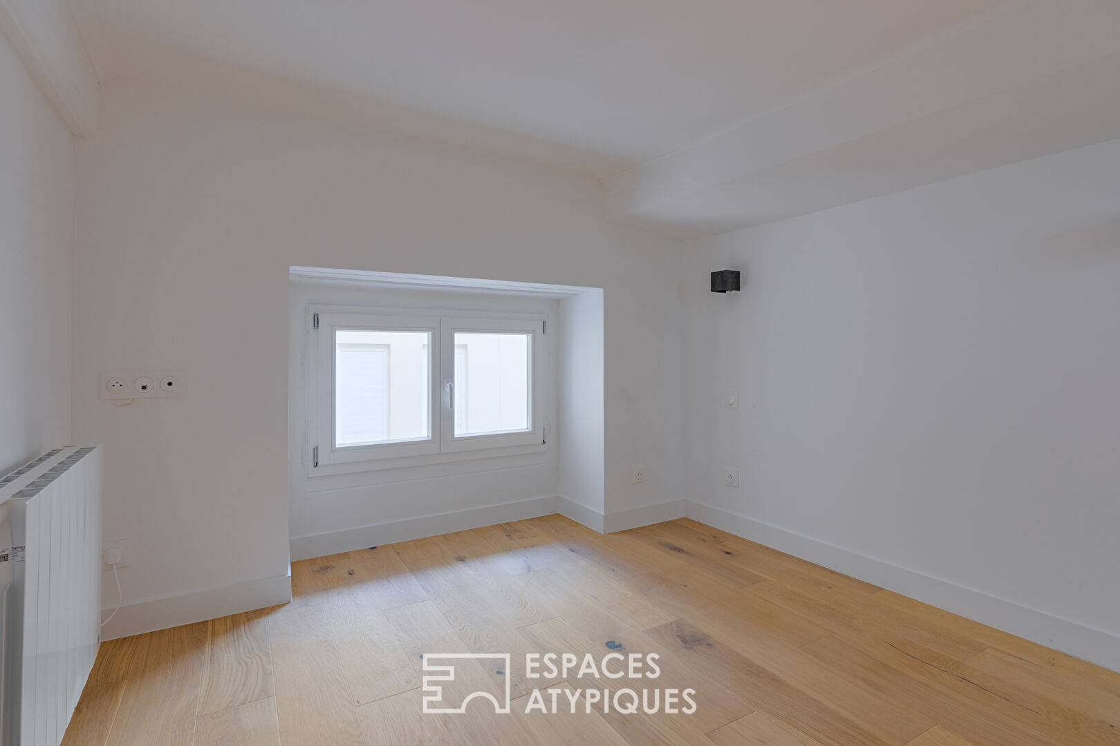 Contemporary renovated apartment in the Ainay district